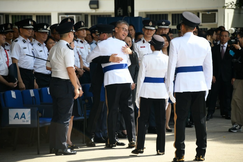 警務處副處長(國家安全)簡啟恩與警務處前處長蕭澤頤相擁。 警務處副處長(國家安全)簡啟恩與警務處前處長蕭澤頤相擁。