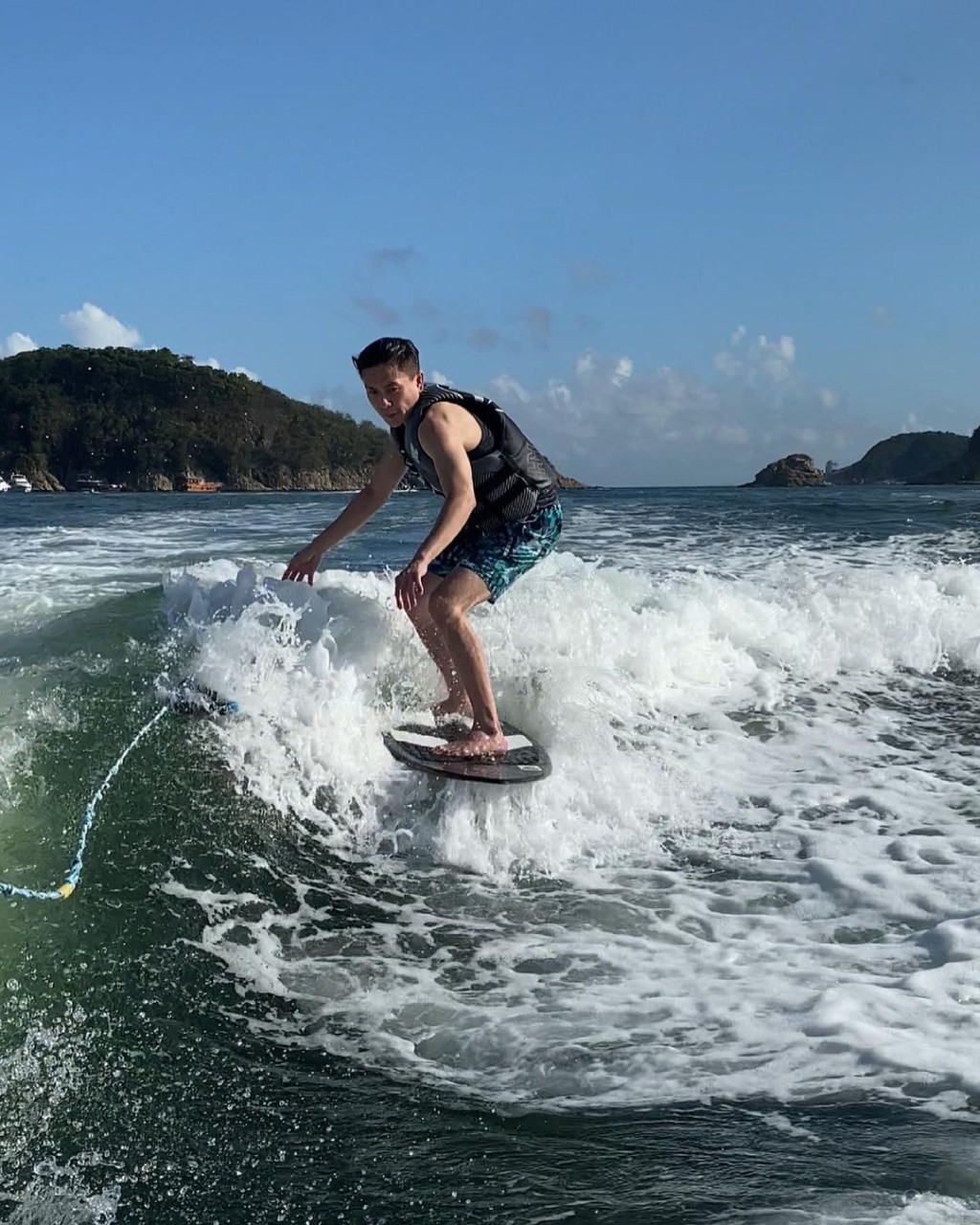 今個夏天黃宗澤做衝浪男孩。