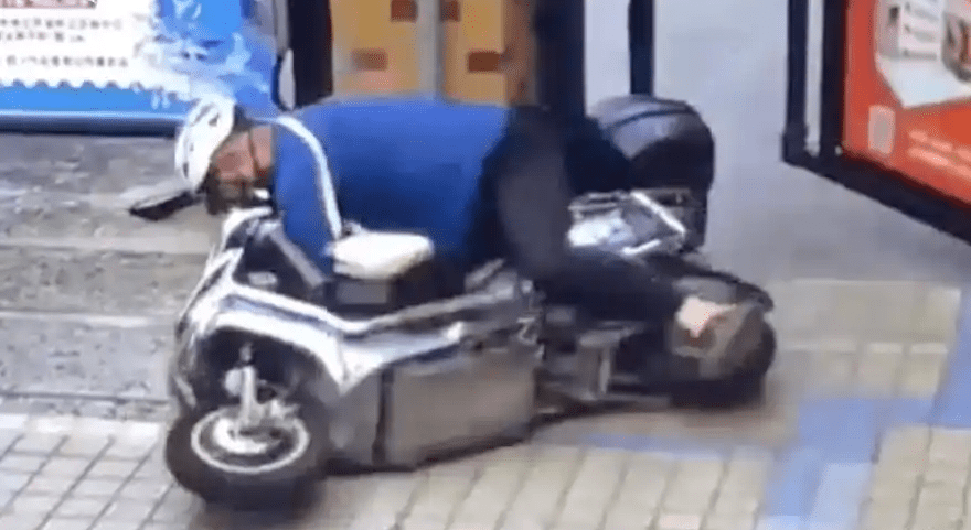 外賣員被小區的自動門撞車尾,失去平衡頸椎重傷致十級傷殘。 外賣員被小區的自動門撞車尾,失去平衡頸椎重傷致十級傷殘。