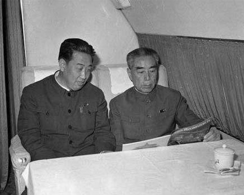 杨德中（左）与周恩来（右）在飞机上研究工作。网上图片