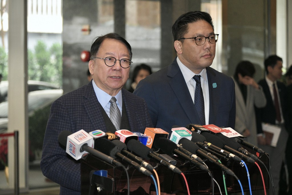 政务司司长陈国基（左）引述夏宝龙指，中央坚定不移落实一国两制。陈浩元摄