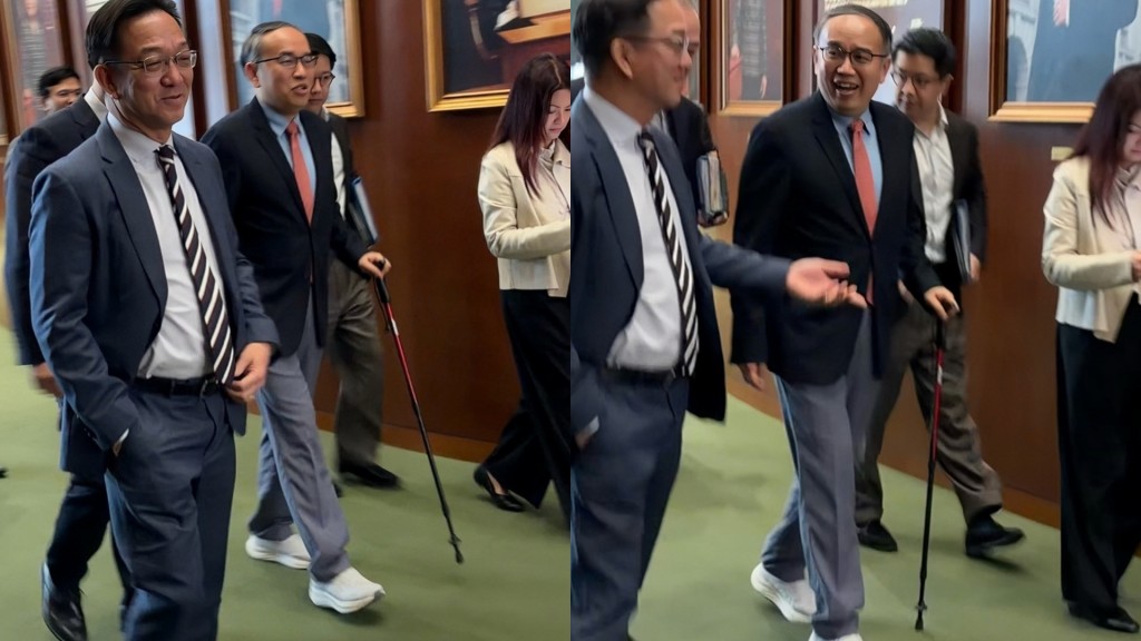 許正宇今早撐拐杖出席立法會會議。曹露尹攝