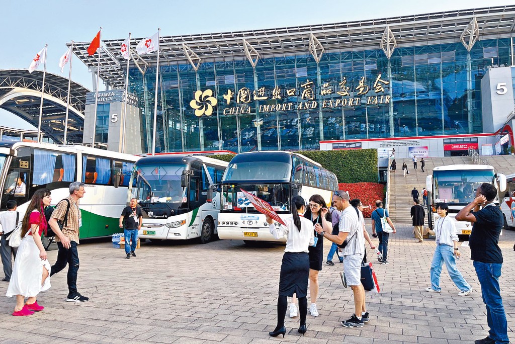廣交會再次綫下舉辦,場外停泊着多輛旅遊巴。