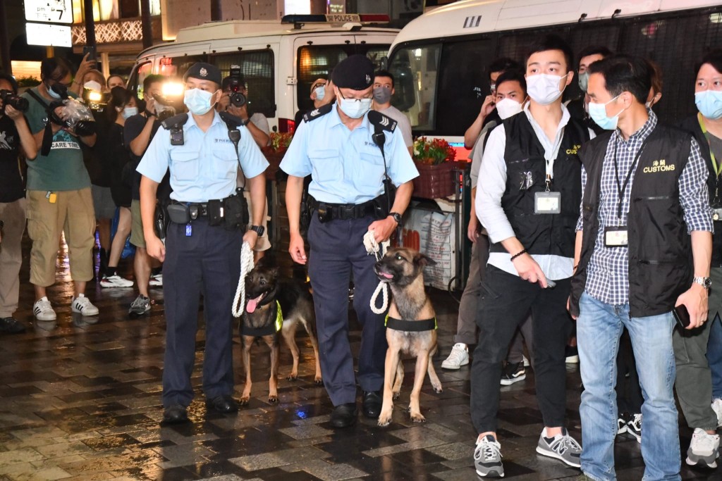 警方亦攜同兩隻警犬到場。