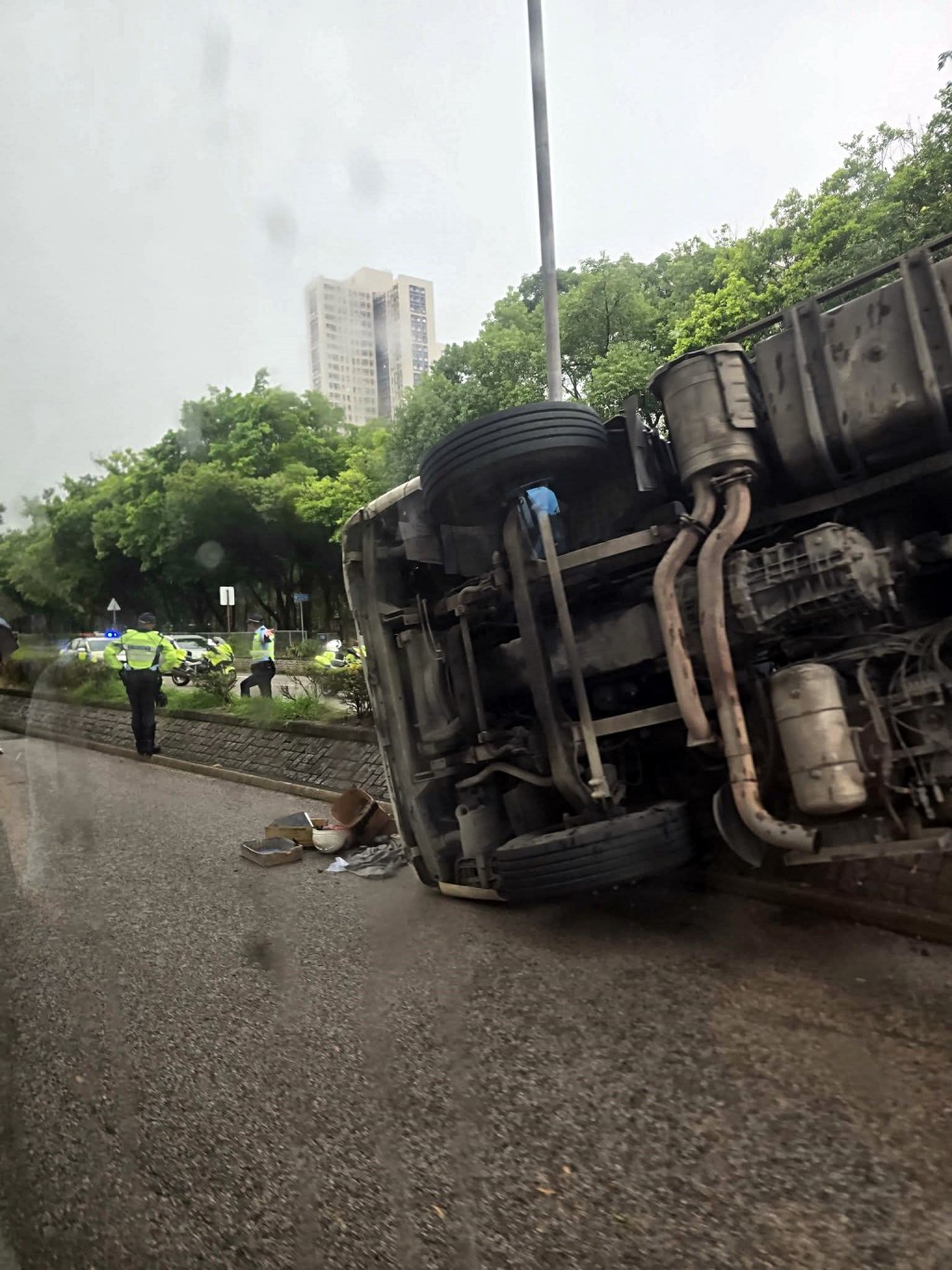 大埔完善路發生貨櫃車翻側意外。fb: 馬路的事 (即時交通資訊台) 大埔完善路發生貨櫃車翻側意外。fb: 馬路的事 (即時交通資訊台)