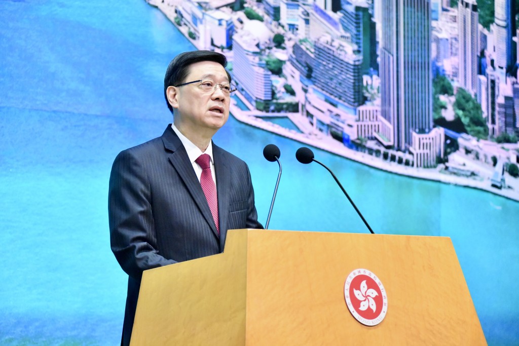 李家超出席行政會議前見傳媒。盧江球攝 李家超出席行政會議前見傳媒。盧江球攝
