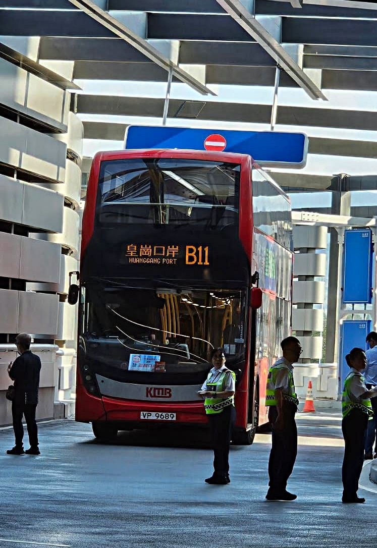 九巴行錯路撞天花指示牌。網圖