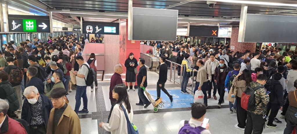 現時紅磡站的月台有多名乘客。