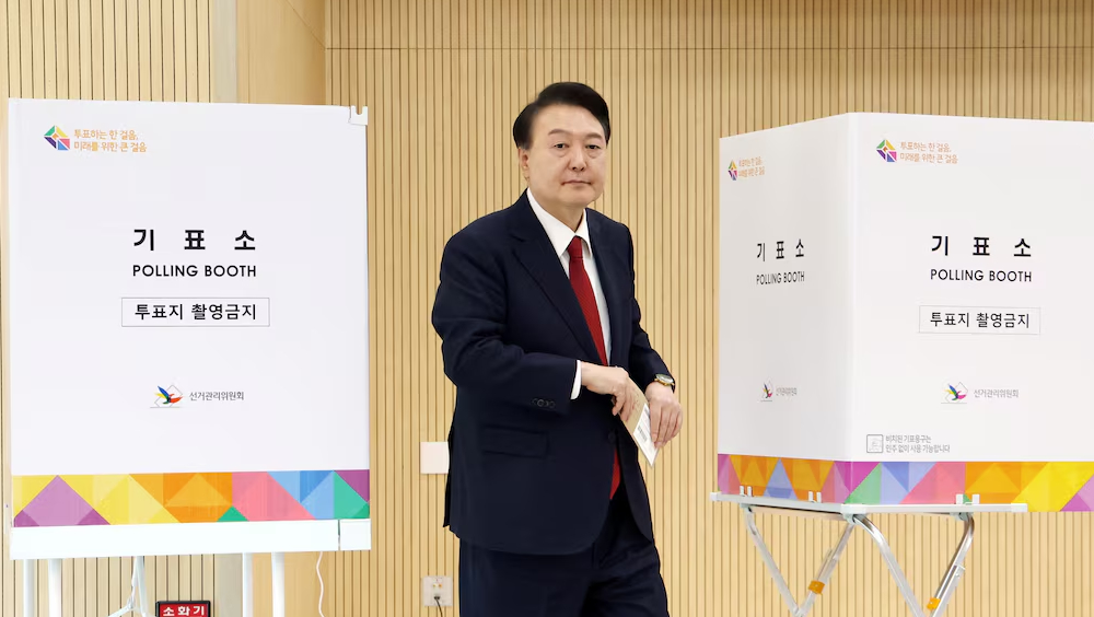 南韩国会选举，总统尹锡悦一早到投票站投票。 路透社
