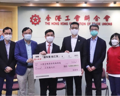 林樹哲委託其子、南益實業(集團)行政總裁林潞(左三)出席捐款儀式。