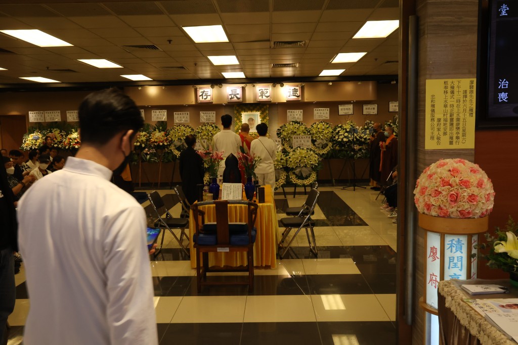 廖駿雄家屬在大圍寶福紀念館為廖駿雄設靈。