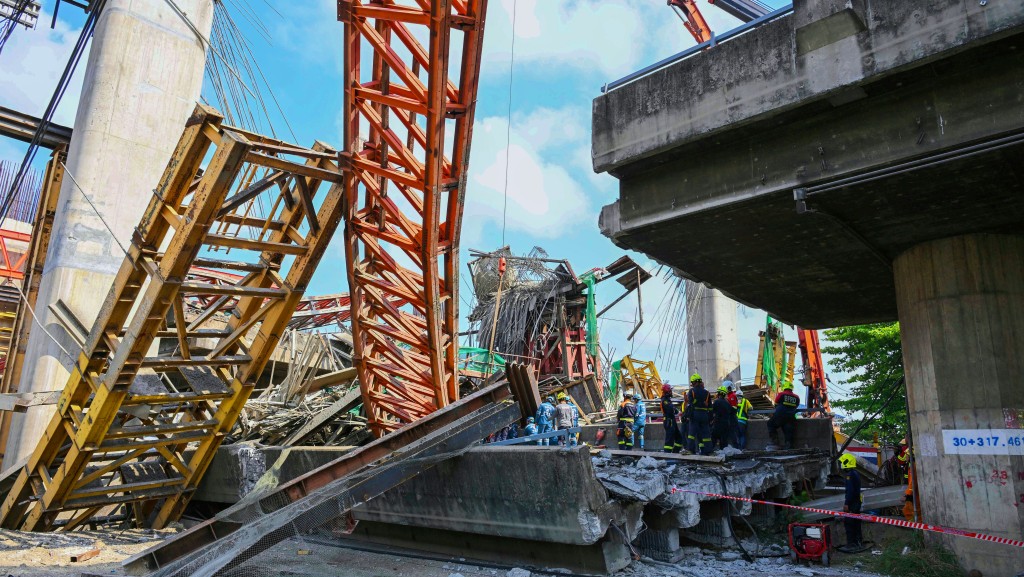 泰國興建中的拉瑪二路高架路塌陷，至少5人死亡。 美聯社