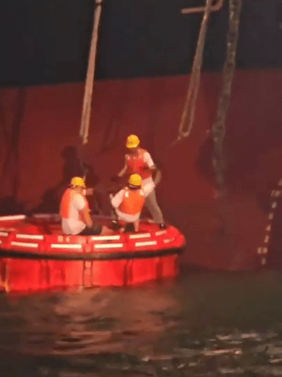 工友失平衡跌倒,事主被波及跌落海。受訪者提供 工友失平衡跌倒,事主被波及跌落海。受訪者提供