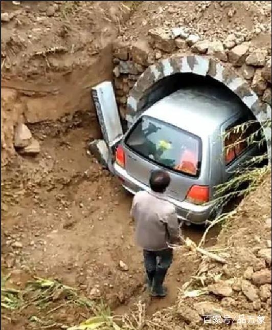 「汽車棺材」佔用面積達8平方米,屬於嚴重超標行為。(網圖)
