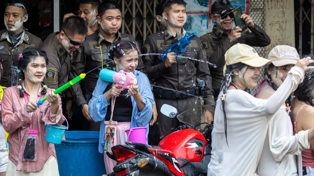 參與泰國潑水節的民眾盡情狂歡。 美聯社 