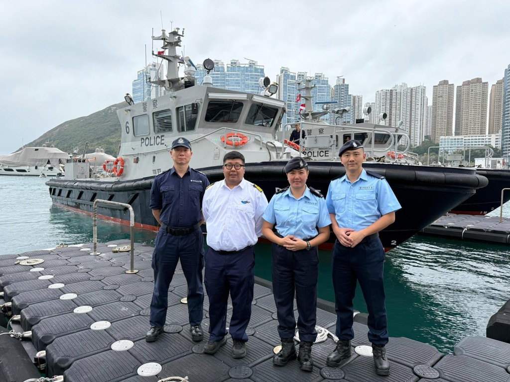 渡輪船長姜先生(左二)、警長彭子威(左一)、警長吳浣欣(右二)及警員阮博文(右一)去年5月合力拯救一名墮海男子的性命,彰顯警民合作精神。 渡輪船長姜先生(左二)、警長彭子威(左一)、警長吳浣欣(右二)及警員阮博文(右一)去年5月合力拯救一名墮海男子的性命,彰顯警民合作精神。