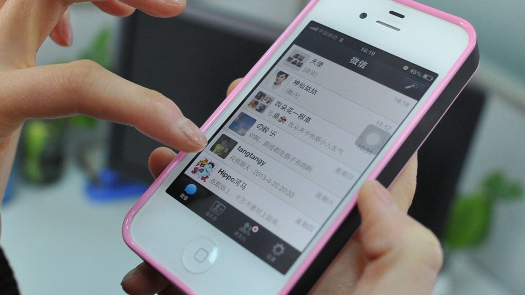 iPhone 4S突然在內地變成熱搶型號，有指全平台銷量逾10萬部。法新社