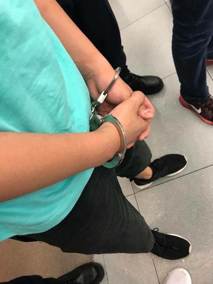黃之鋒被鎖上手扣帶走。