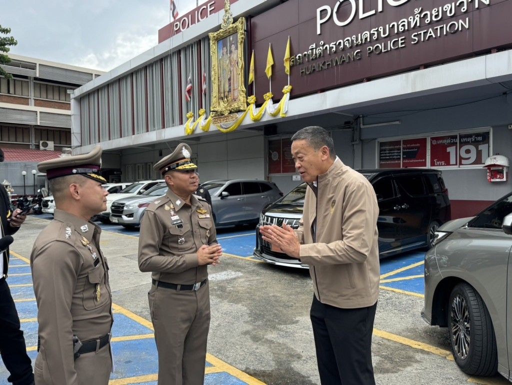 泰國總理賽塔親到警局了解案情。Ｘ