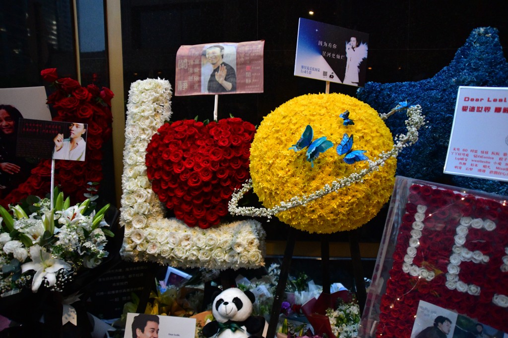 在酒店雪廠街入口一片花海和悼念品，有多個心形花牌，還有哥哥飾演寧采臣的造型照。