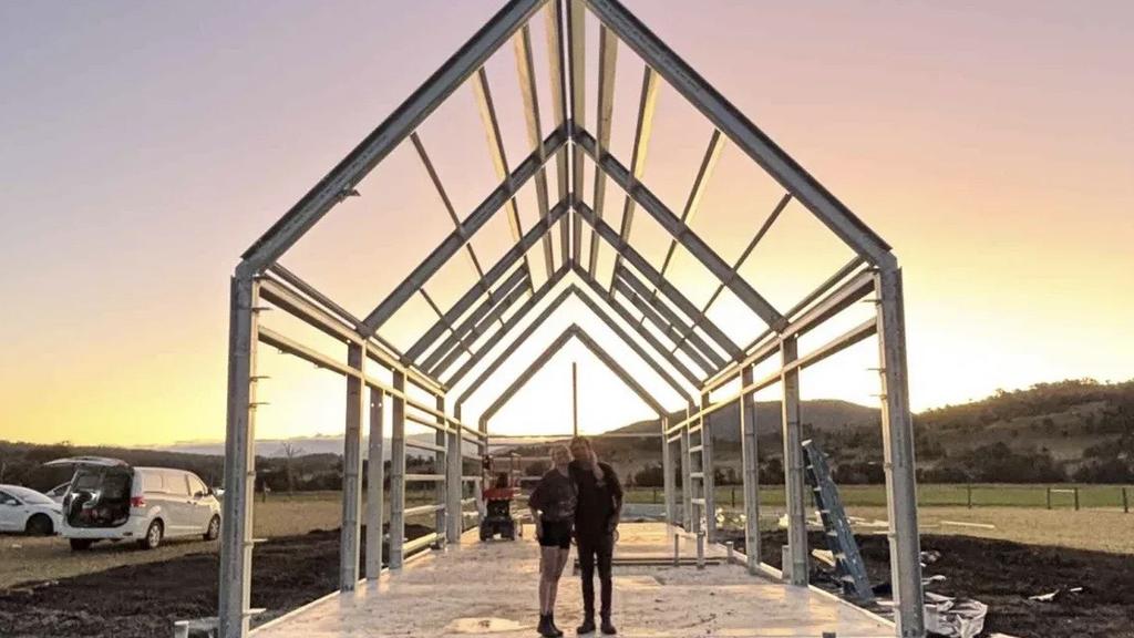 雖然兩人完全沒有建築背景，但在地基鋪設好後，Jordan幾乎是獨自一人完成了整間屋的框架組裝。