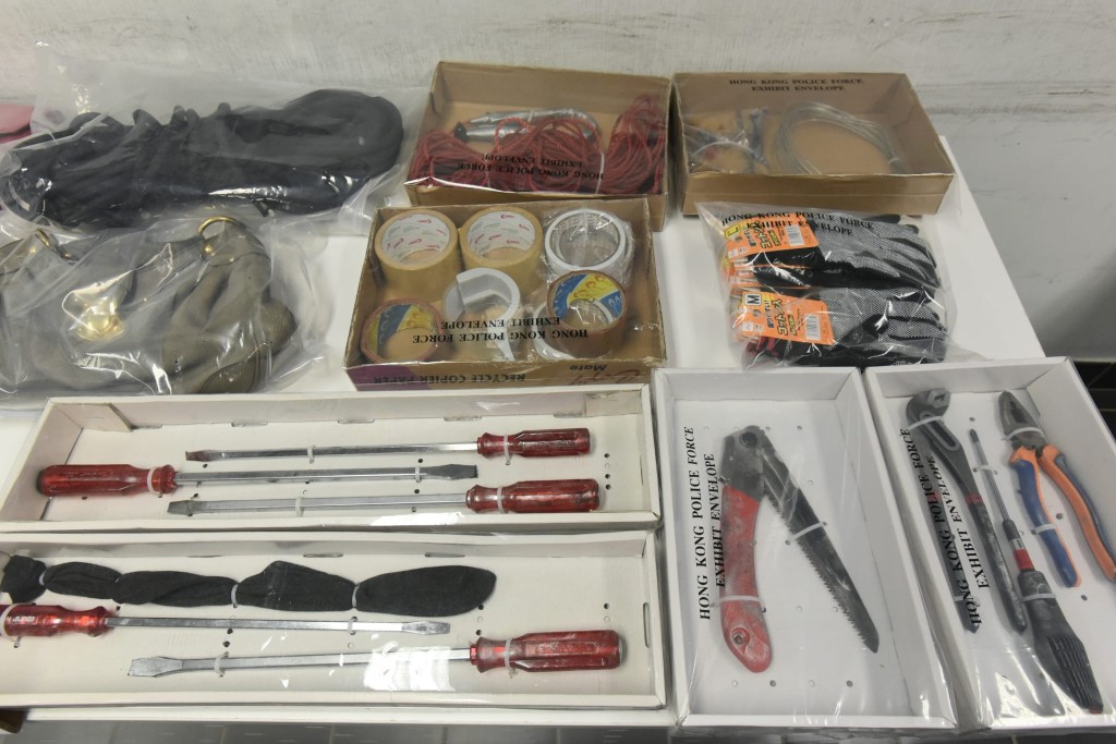 警方在被捕男子檢獲一批爆竊工具及懷疑失物。