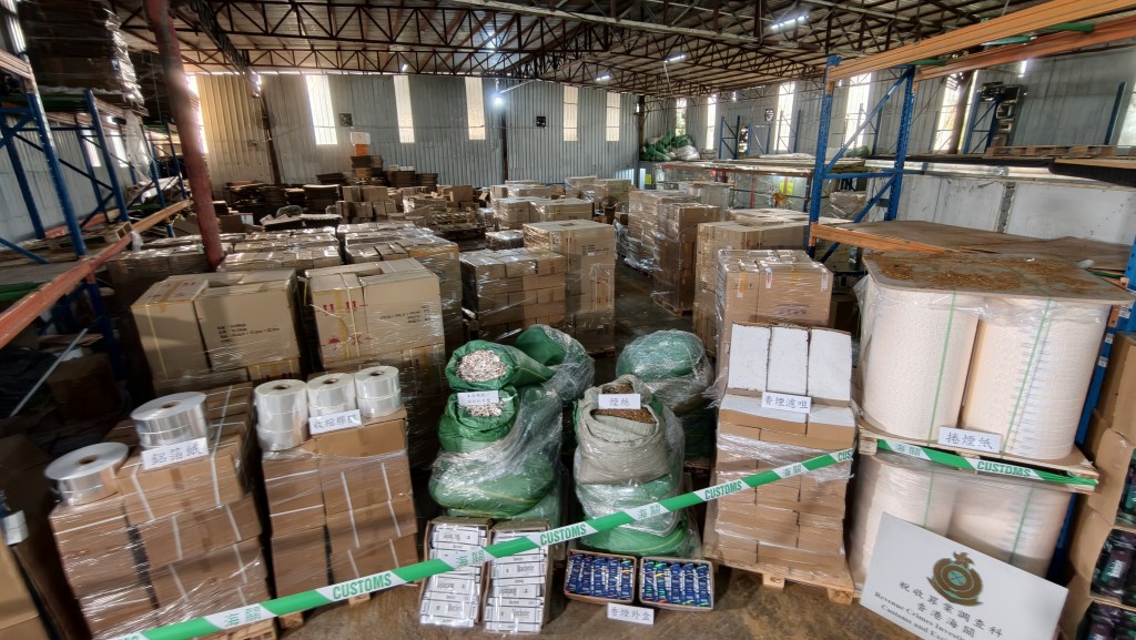 海關檢獲約31.92公噸製成煙草、約123萬支懷疑私煙、私煙原材料以及製煙生產線相關機器,估計市值約2.2億元。 海關檢獲約31.92公噸製成煙草、約123萬支懷疑私煙、私煙原材料以及製煙生產線相關機器,估計市值約2.2億元。