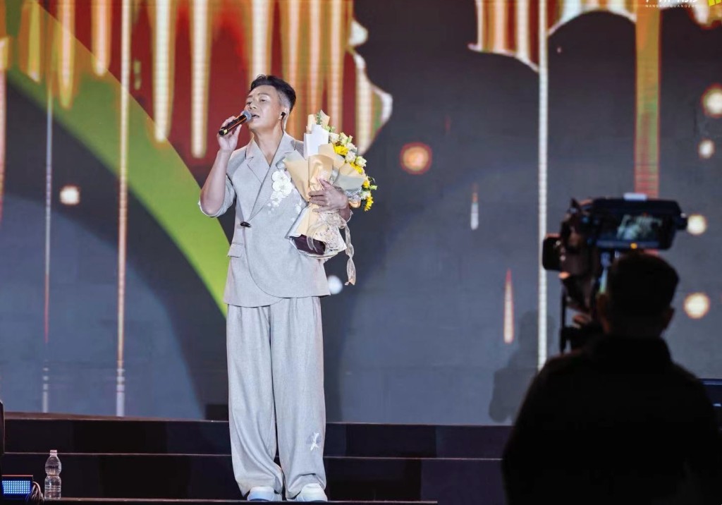 張兆輝獨唱《偏偏喜歡你》、《兩隻蝴蝶》等經典。