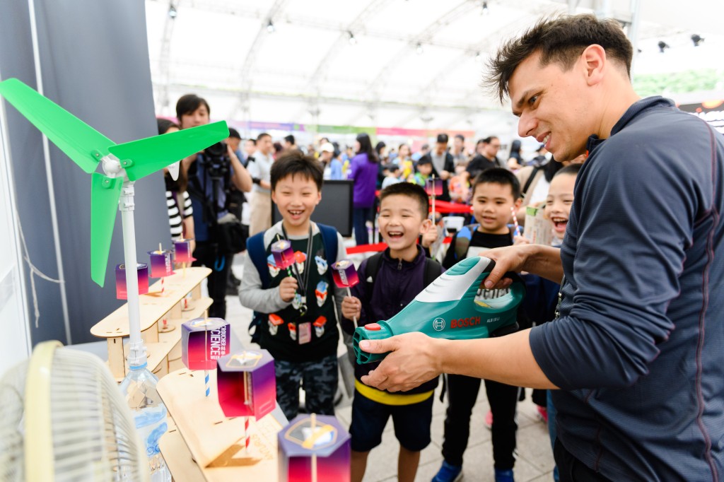 互動提問方式適合喜歡說話和表達想法的孩子。 互動提問方式適合喜歡說話和表達想法的孩子。