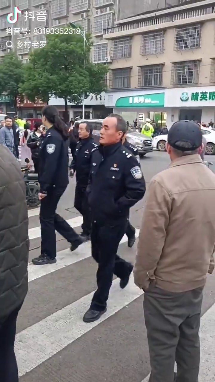 大批警員到場調查。影片截圖