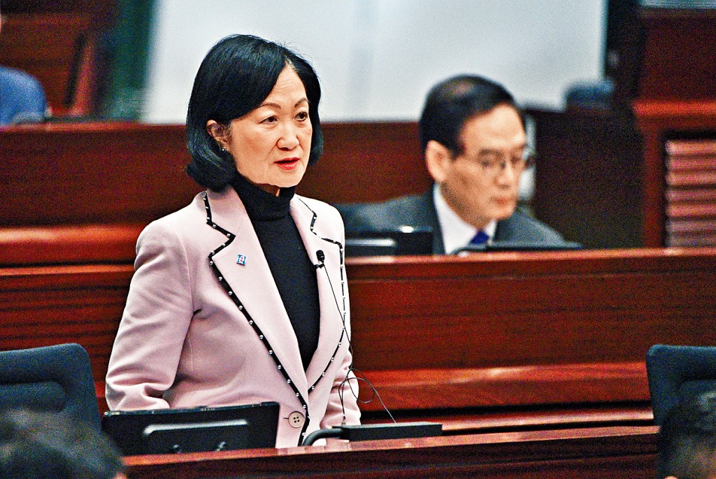 葉劉淑儀昨日稱，自己比21年前肩負更大責任，對可以完成憲制責任感到高興；又感謝工聯會鄧家彪為自己平反。
