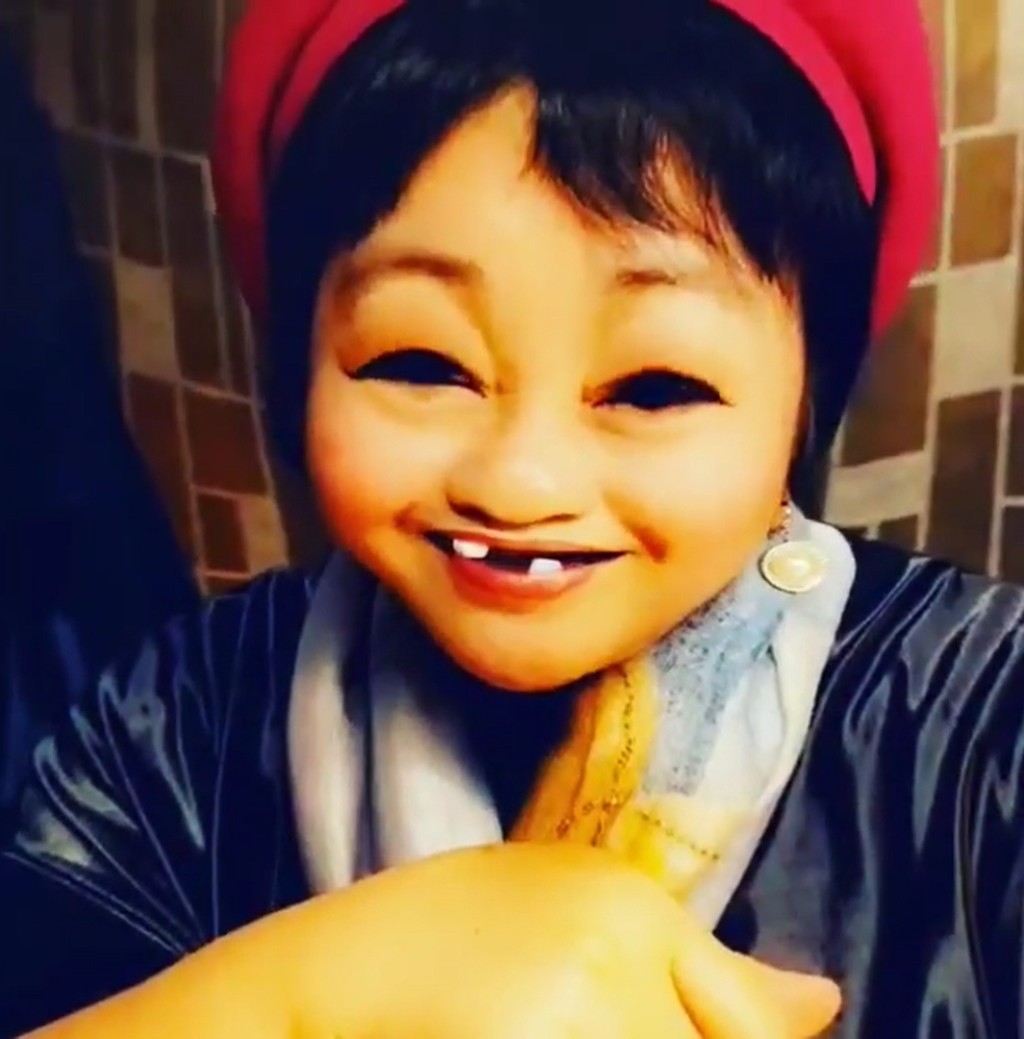 老蕭把媽媽變成崩牙怪,相當百厭。
