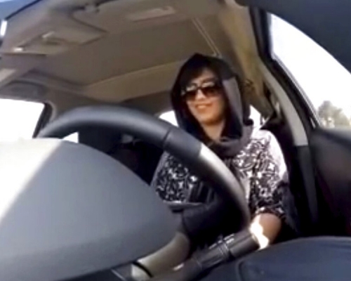 哈特羅爾爭取沙特阿拉女性駕駛權，被當地政府以多項罪名監禁。AP圖片