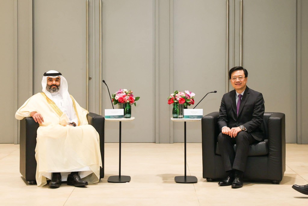 李家超( 右 )再次向Abdullah Alswaha大臣宣传香港在「一国两制」下的独特优势，包括世界一流的基础设施和丰富的专业人才。李家超FB