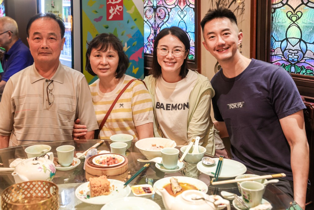 陳小姐與陳爸爸一家人飲茶慶祝父親節。