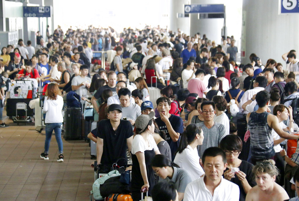 機場陸續疏散旅客。AP圖片