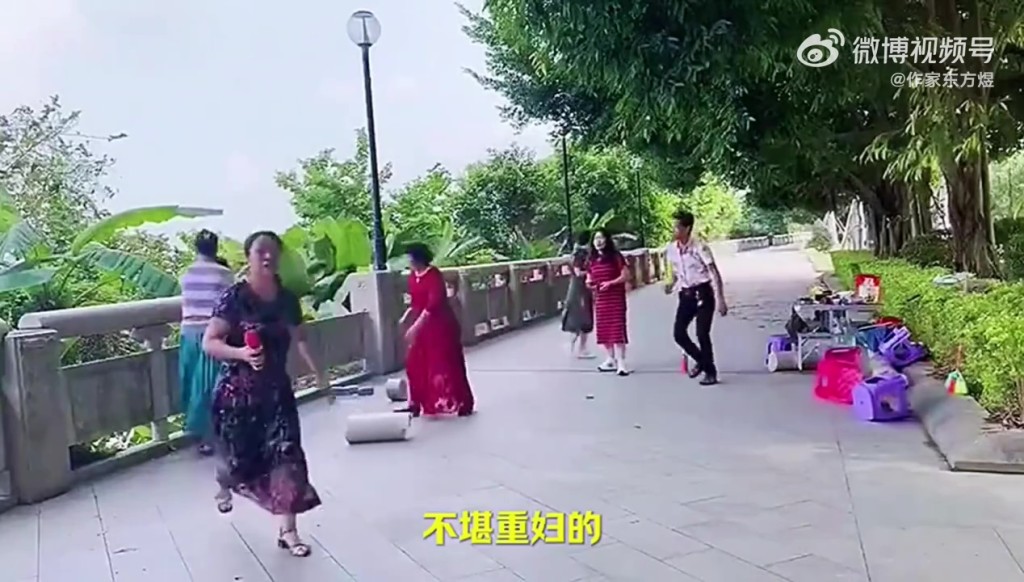 石栏杆当健身器材，大妈意外扯断砸腿后断成几截。　