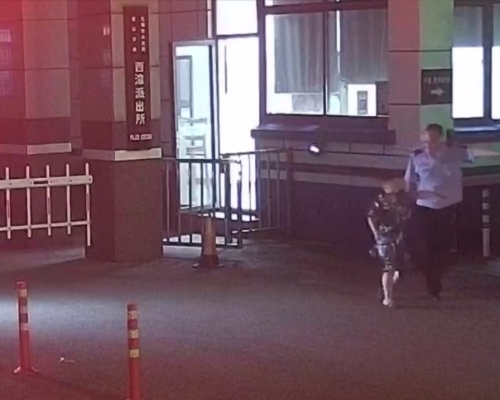 6歲男童深夜自己一個跑到派出所尋求協助。中新視頻截圖