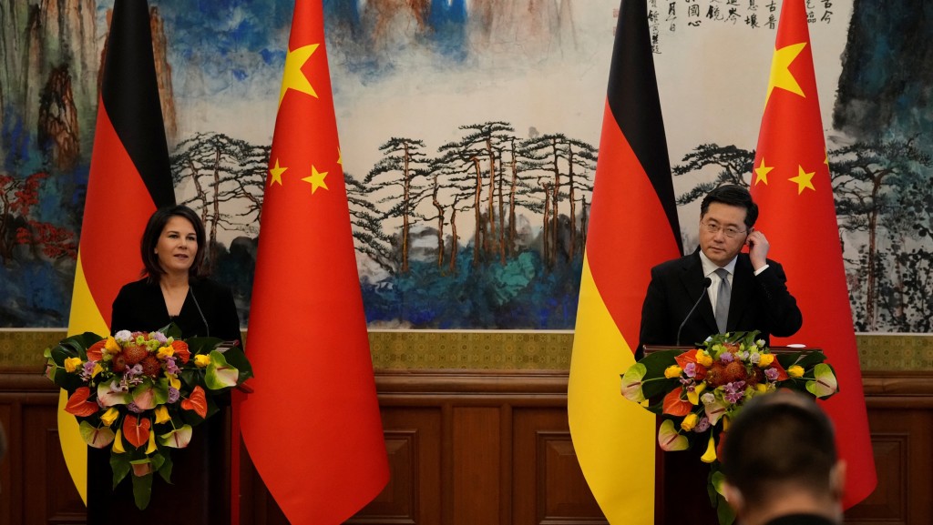 中国外长秦刚与德国外长贝尔伯克在北京召开联合记者会。 路透社