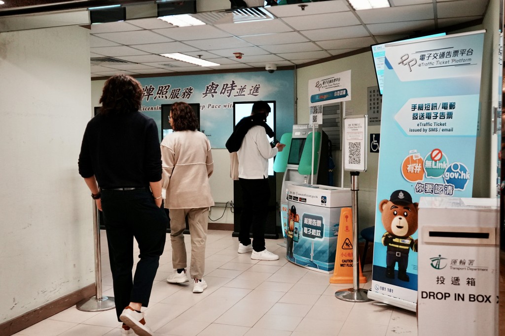 現場所見，暫時無人「摸門釘」。