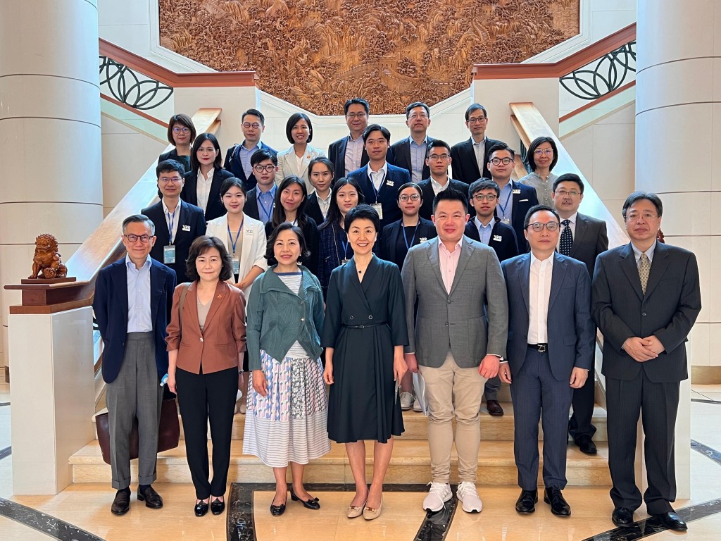 麥美娟拜訪中華人民共和國駐新加坡共和國大使館，與中國駐新加坡大使孫海燕會晤。