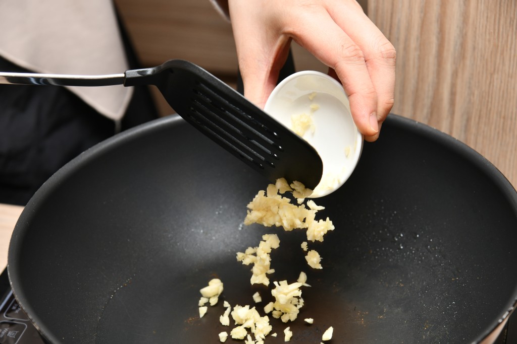 Step 5: 鑊內燒熱油，爆香蒜頭及洋葱。 Heat oil in a pan. Saute the garlic and onion until fragrant