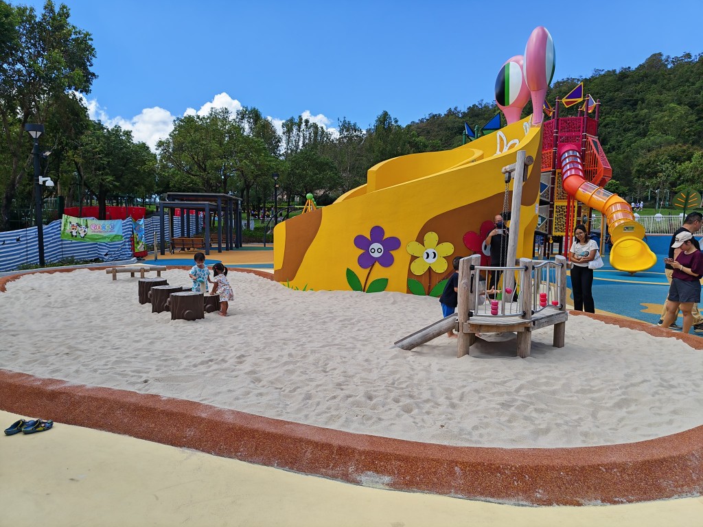 園內的超大沙池， 記得自備玩沙工具。（圖片來源：《親子王》）