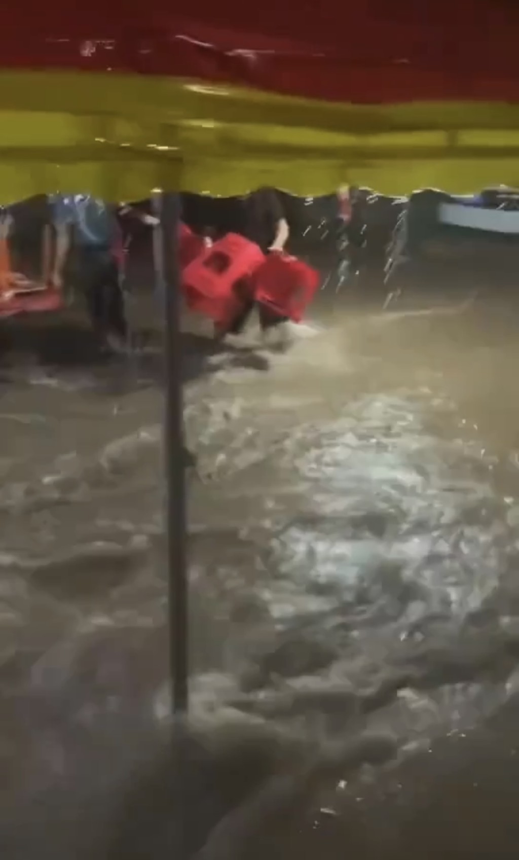 山西婚宴遇暴雨秒變「流水席」。微博@河北報哥 山西婚宴遇暴雨秒變「流水席」。微博@河北報哥