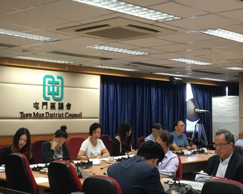 屯門區議會社區危機處理工作小組今日開會,就港鐵輕鐵站連串沉降事件進行討論。