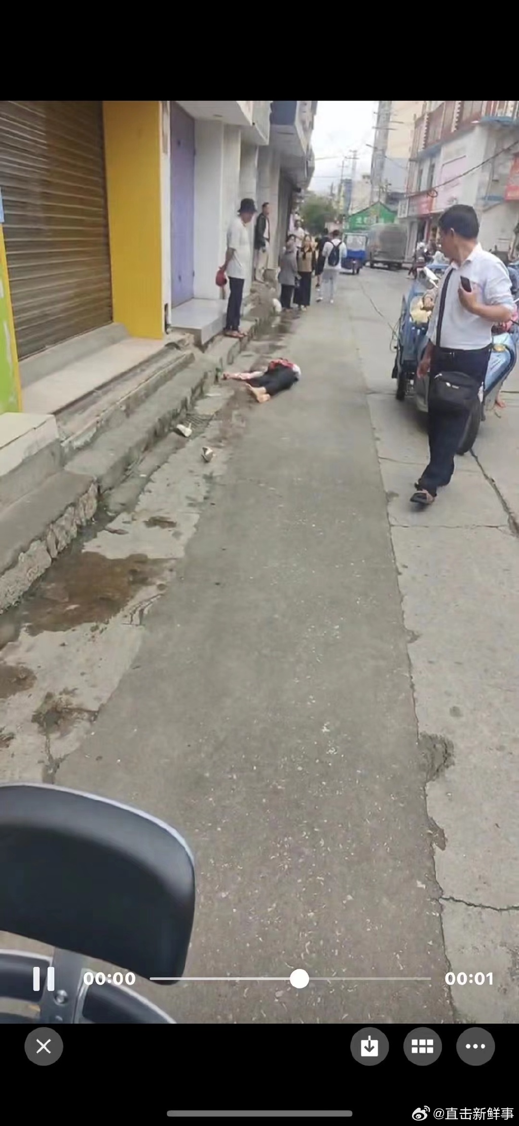 街头还有一人躺在地上。