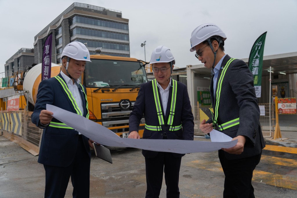 蔡傑銘(中)早前到河套香港園區視察。創新科技及工業局FB圖片 蔡傑銘(中)早前到河套香港園區視察。創新科技及工業局FB圖片