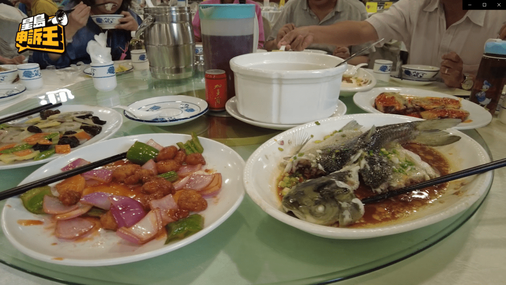 是次午餐共有九餸一湯,白飯任裝,肉類、蔬菜及魚類等應有盡有。 是次午餐共有九餸一湯,白飯任裝,肉類、蔬菜及魚類等應有盡有。