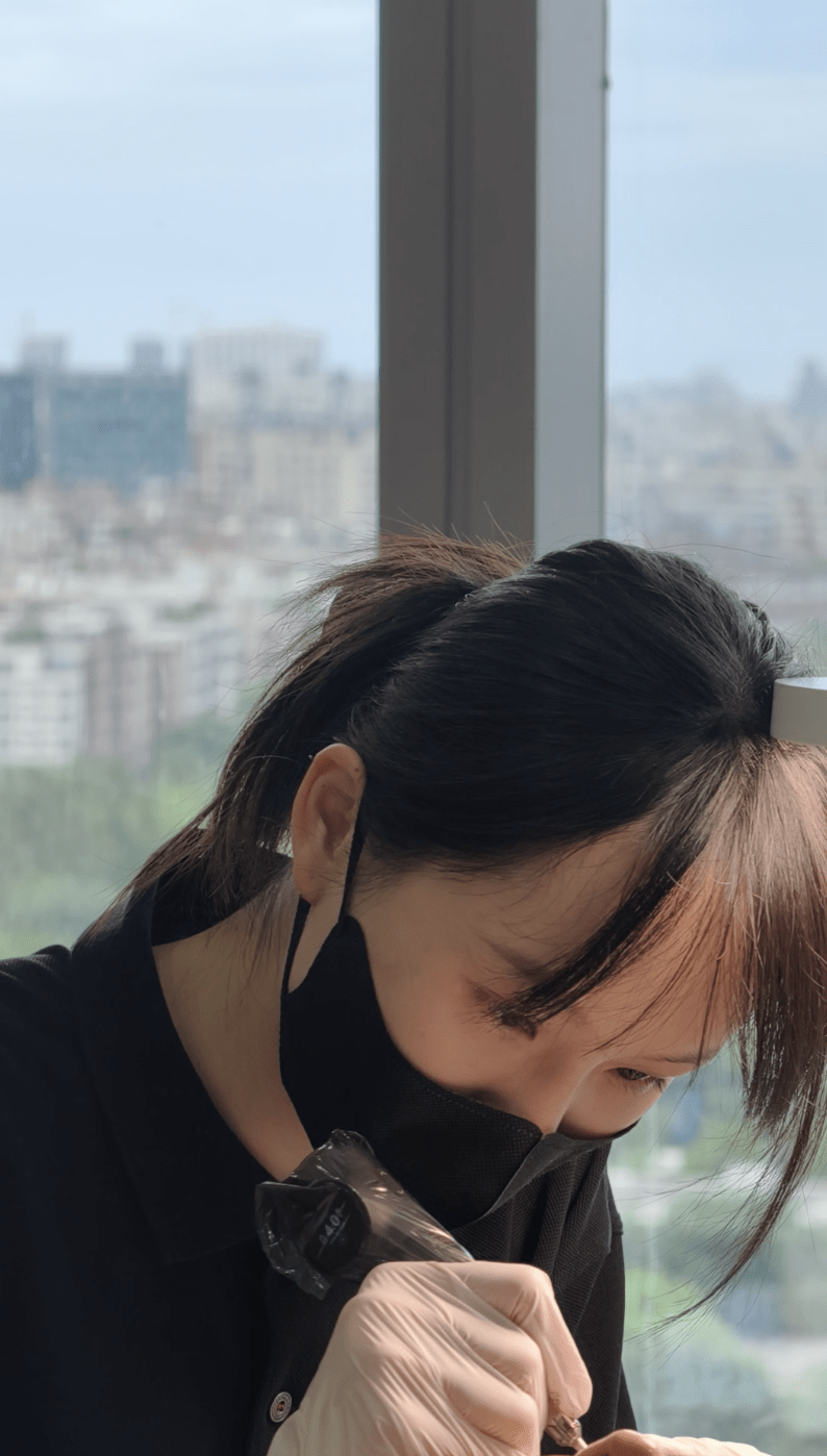 廣州90後Yoyo憑高學歷紋眉師的身份,在網絡備受注目。廣州日報 廣州90後Yoyo憑高學歷紋眉師的身份,在網絡備受注目。廣州日報