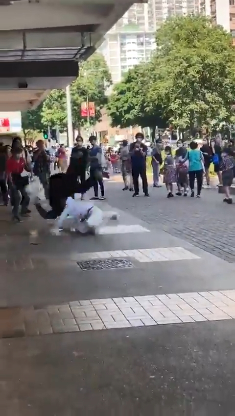 日前一對男女上演街頭MMA，實力強勁的女方駛出鉸剪腳，將對方撻落地下。